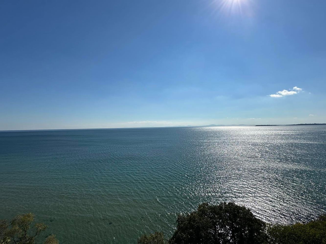 První linie u moře ve Sveti Vlas – působivý mezonet se třemi ložnicemi, panoramatickým výhledem a obrovskou terasou