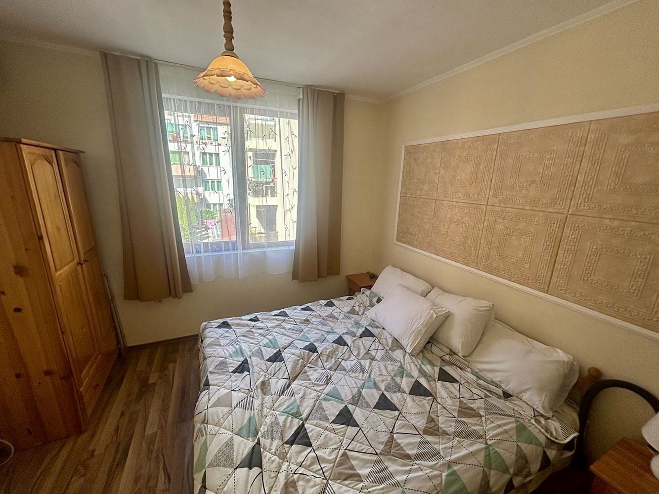 Prostorný apartmán s jednou ložnicí a výhledem do zeleně v Nesebaru – připravený k nastěhování