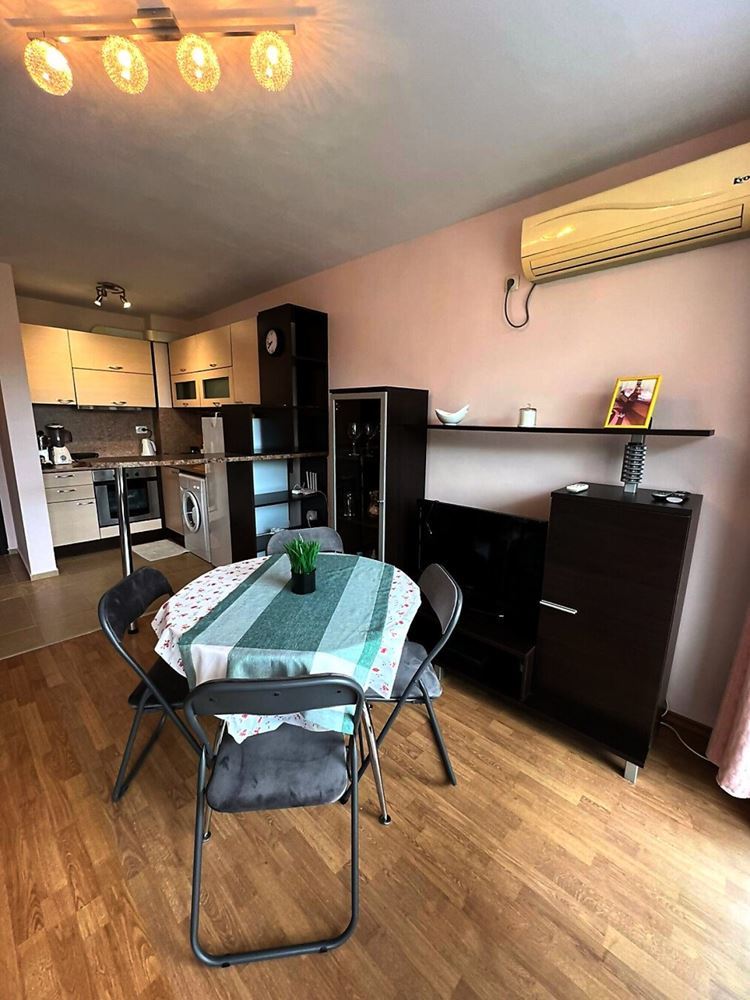 Prostorné studio s výhledem na bazén v Sunny Beach – plně zařízené
