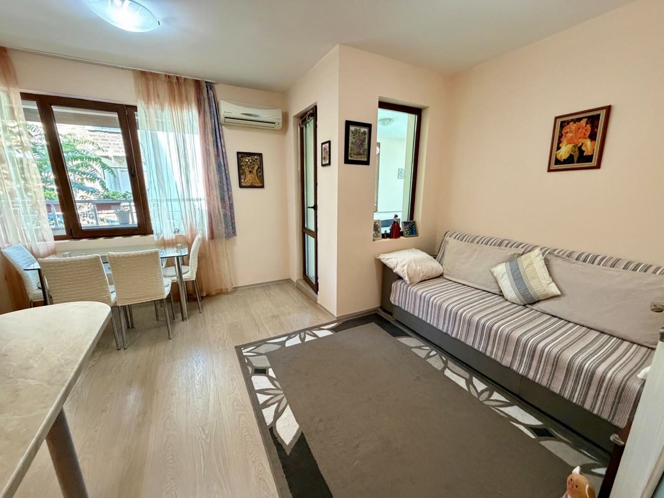 Sarafovo – prostorný apartmán s jednou ložnicí, Aktem 16, minimálním poplatkem za údržbu a kompletním vybavením