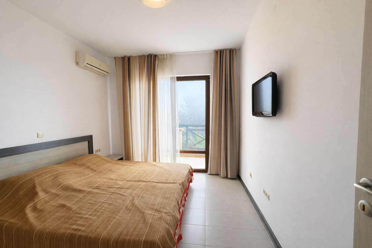 Apartmán se dvěma ložnicemi, panoramatickým výhledem na moře a soukromou pláží v prestižním komplexu v Černomorci