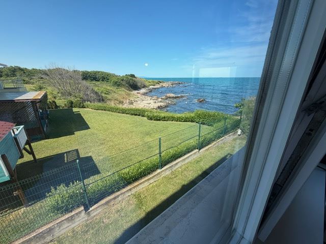 Prostorný apartmán se 2 ložnicemi v první linii u moře s čelním panoramatickým výhledem na moře