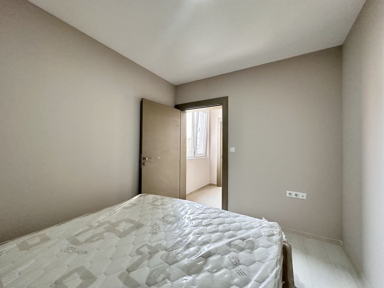 Útulný byt s jednou ložnicí s výhledem na bazén a zeleň ve Slunečném pobřeží – připraven k užívání