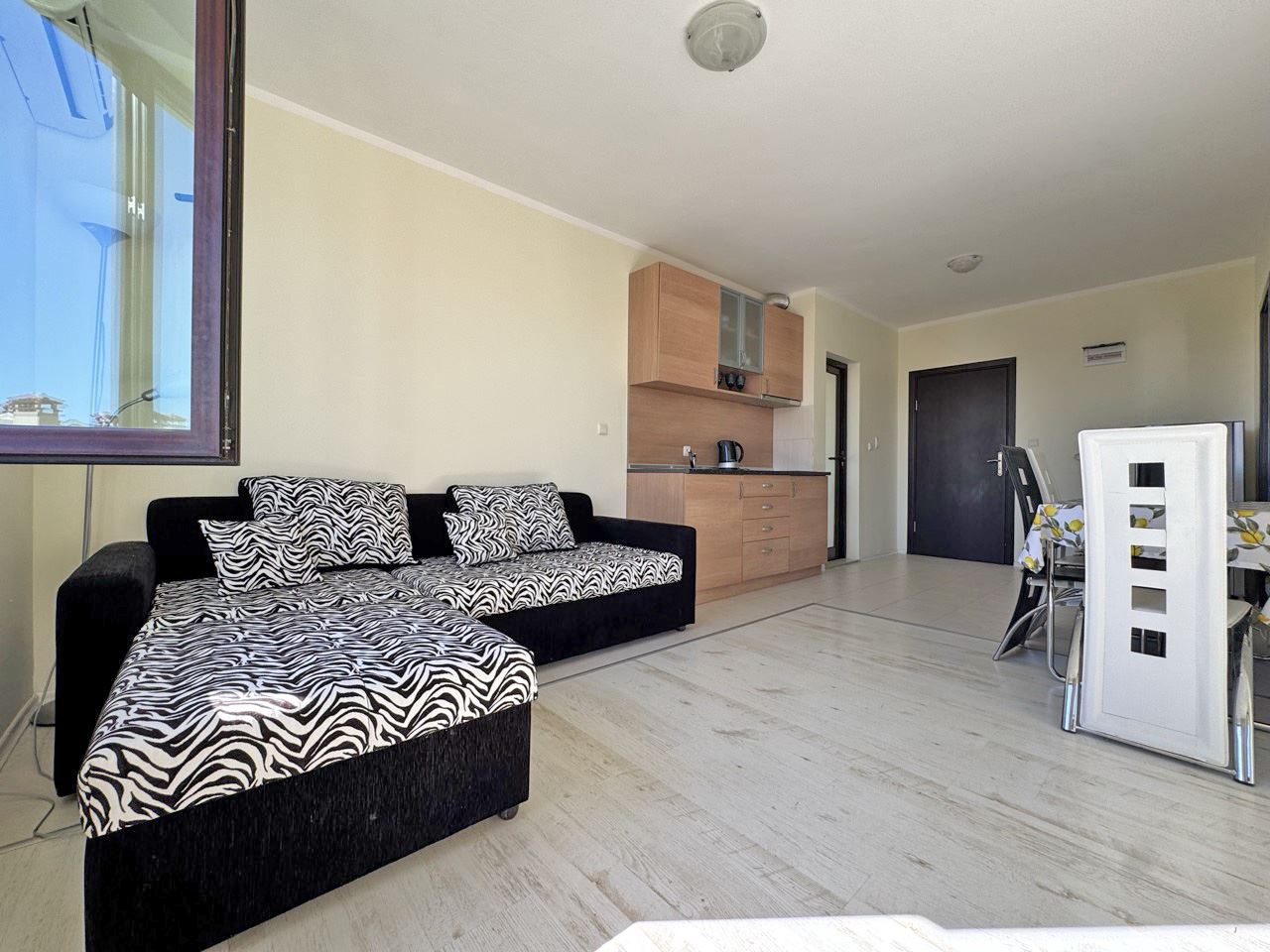 Zařízený apartmán s jednou ložnicí a krásným výhledem na Slunečné pobřeží