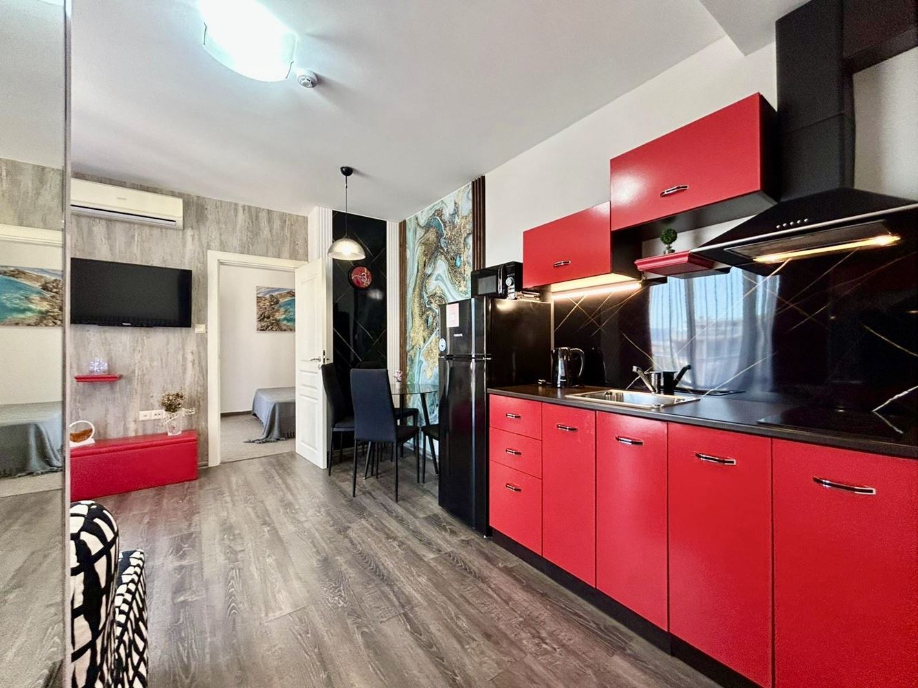 Apartmán s jednou ložnicí a dvěma prostornými terasami ve Slunečném pobřeží – plně zařízený a připravený k užívání