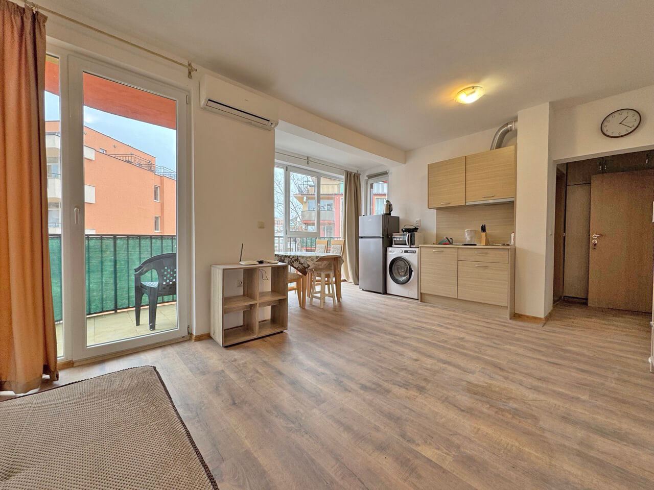 Byt s jednou ložnicí s výhledem na bazén v prestižním komplexu v Slunečném pobřeží