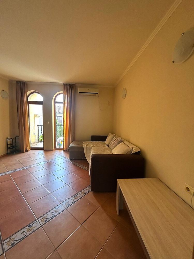 Světlý apartmán s jednou ložnicí, velkou terasou a výhledem do zeleně v Elenite