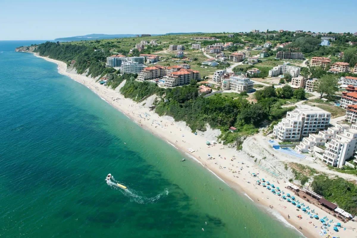 Mořské panorama a komfort pouhých 100 metrů od pláže! Zařízený apartmán s jednou ložnicí v komplexu v Byale
