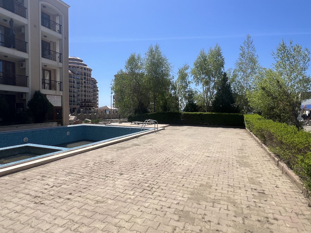 Útulné studio v srdci Elenite – jen pár minut od pláže, v uzavřeném komplexu s bazénem a skvělým zázemím