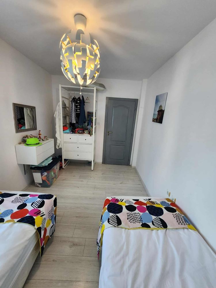 Apartmán se dvěma ložnicemi s výhledem na bazén ve Sveti Vlas – komfort, styl a skvělá lokalita