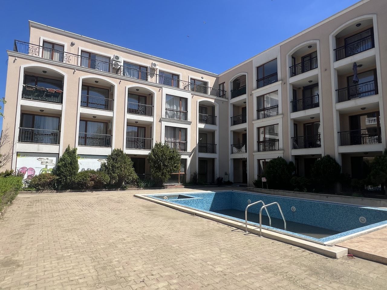 Útulné studio v srdci Elenite – jen pár minut od pláže, v uzavřeném komplexu s bazénem a skvělým zázemím