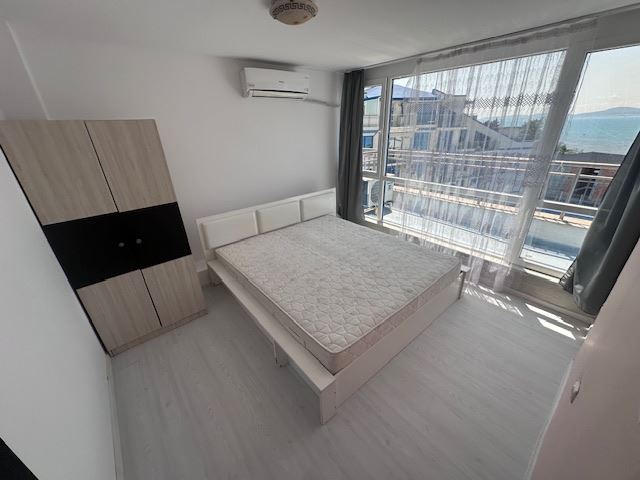 Život v první linii – prostorný byt se třemi ložnicemi s čelním výhledem na moře v Pomorie