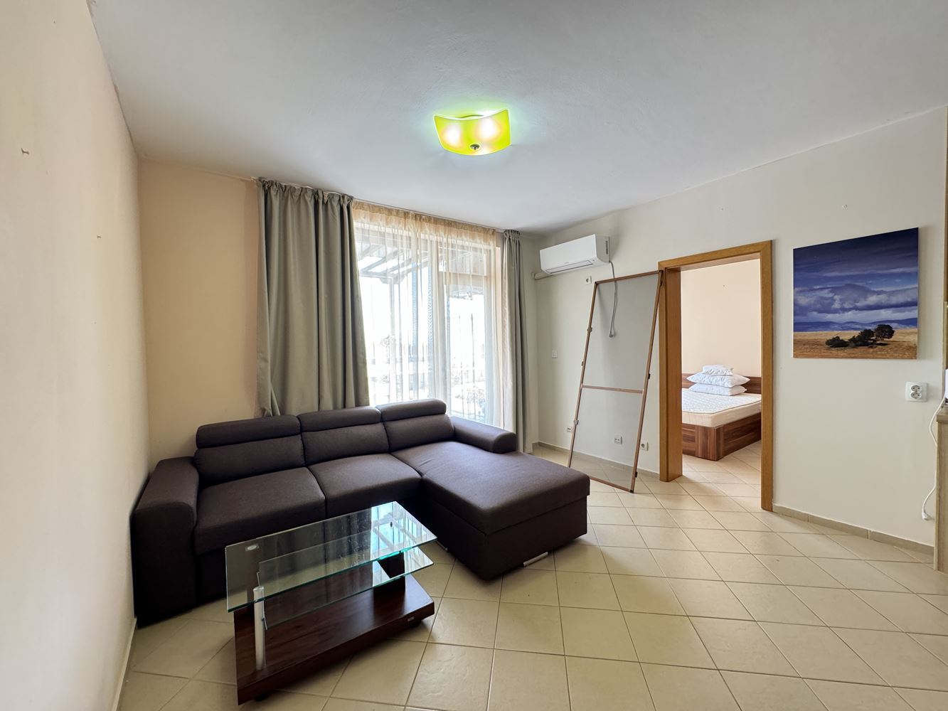 Prostorný apartmán se dvěma ložnicemi v první linii u moře ve Sveti Vlasu – výhled na moře a bazény