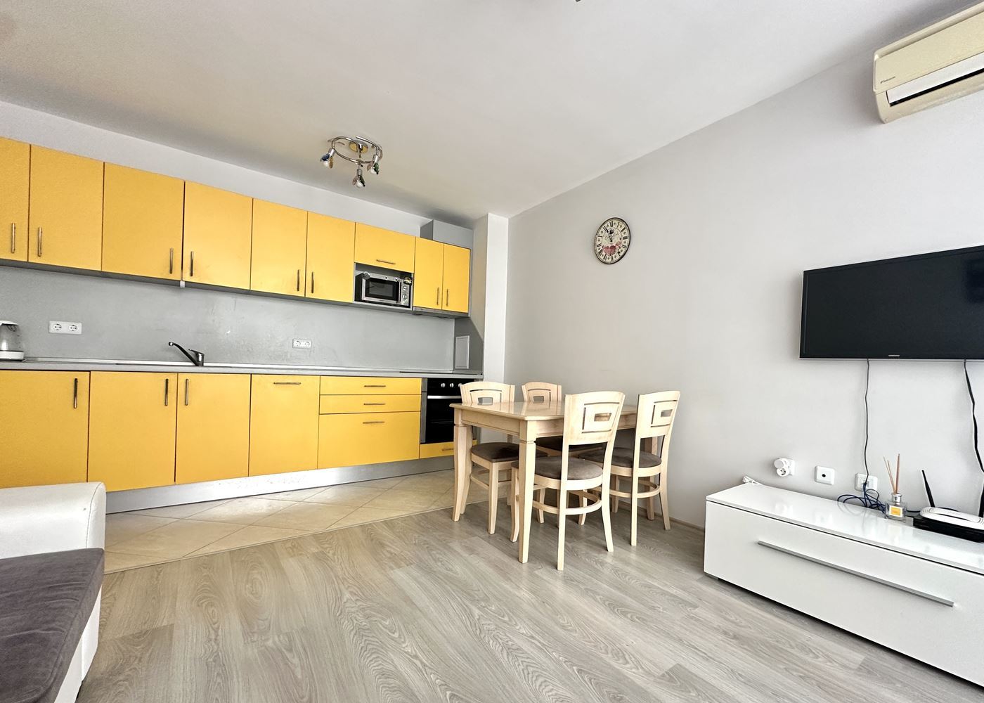 Byt s jednou ložnicí 100 m od pláže v Pomorie – komfort, pohodlí a výhled na moře