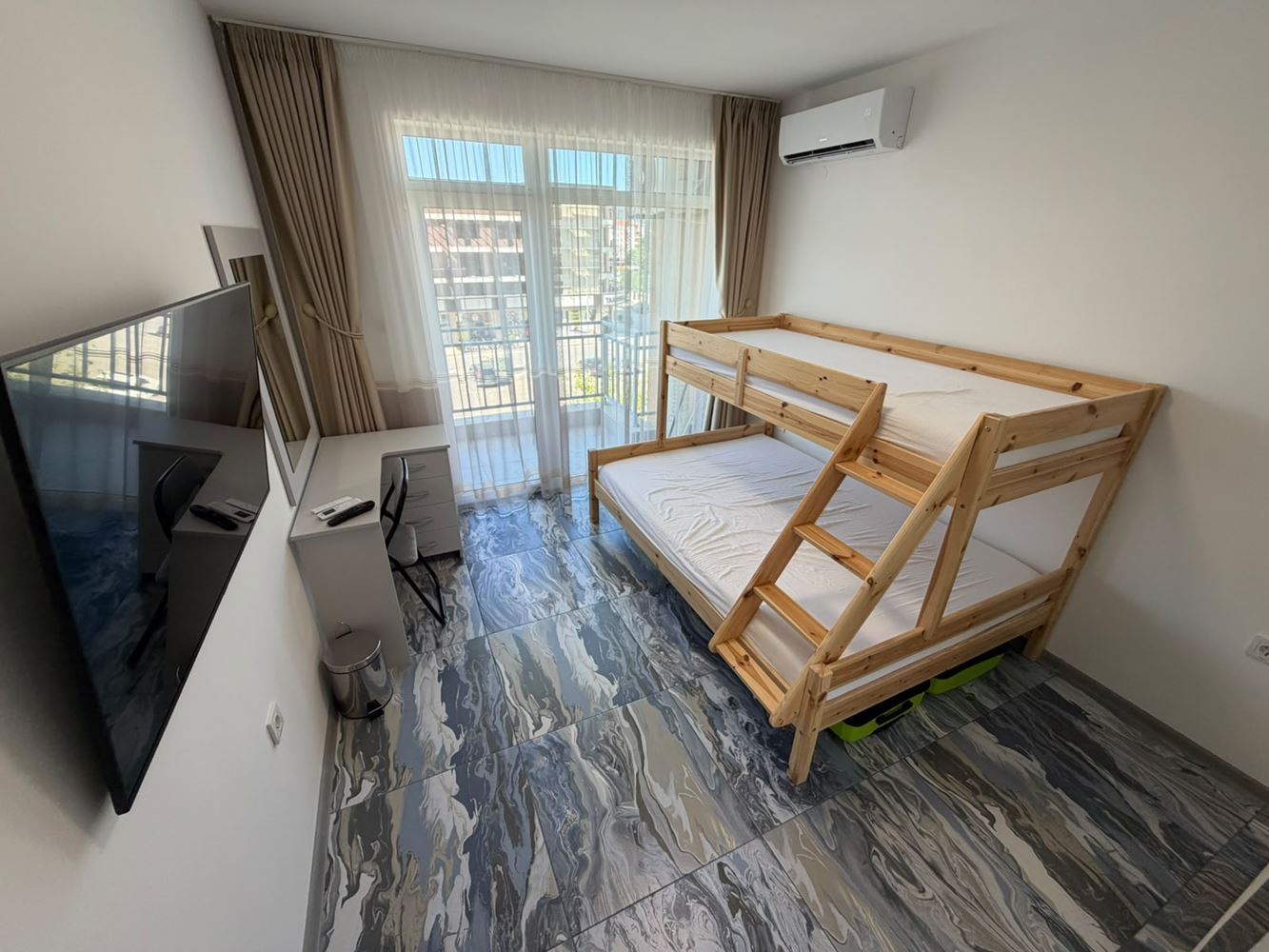 Prostorný apartmán se dvěma ložnicemi a výhledem na bazén v Slunečném pobřeží – vynikající volba pro rodinu a investici