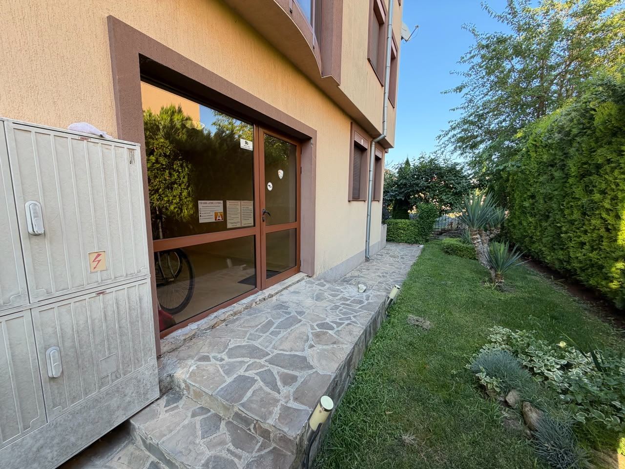 Útulný apartmán s jednou ložnicí v Ravdě v komplexu – připravený k bydlení