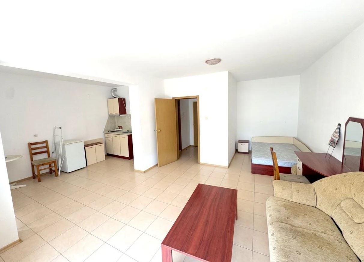 Apartmán s jednou ložnicí 300 metrů od pláže v Slunečném pobřeží – skvělá příležitost k rekonstrukci a investici