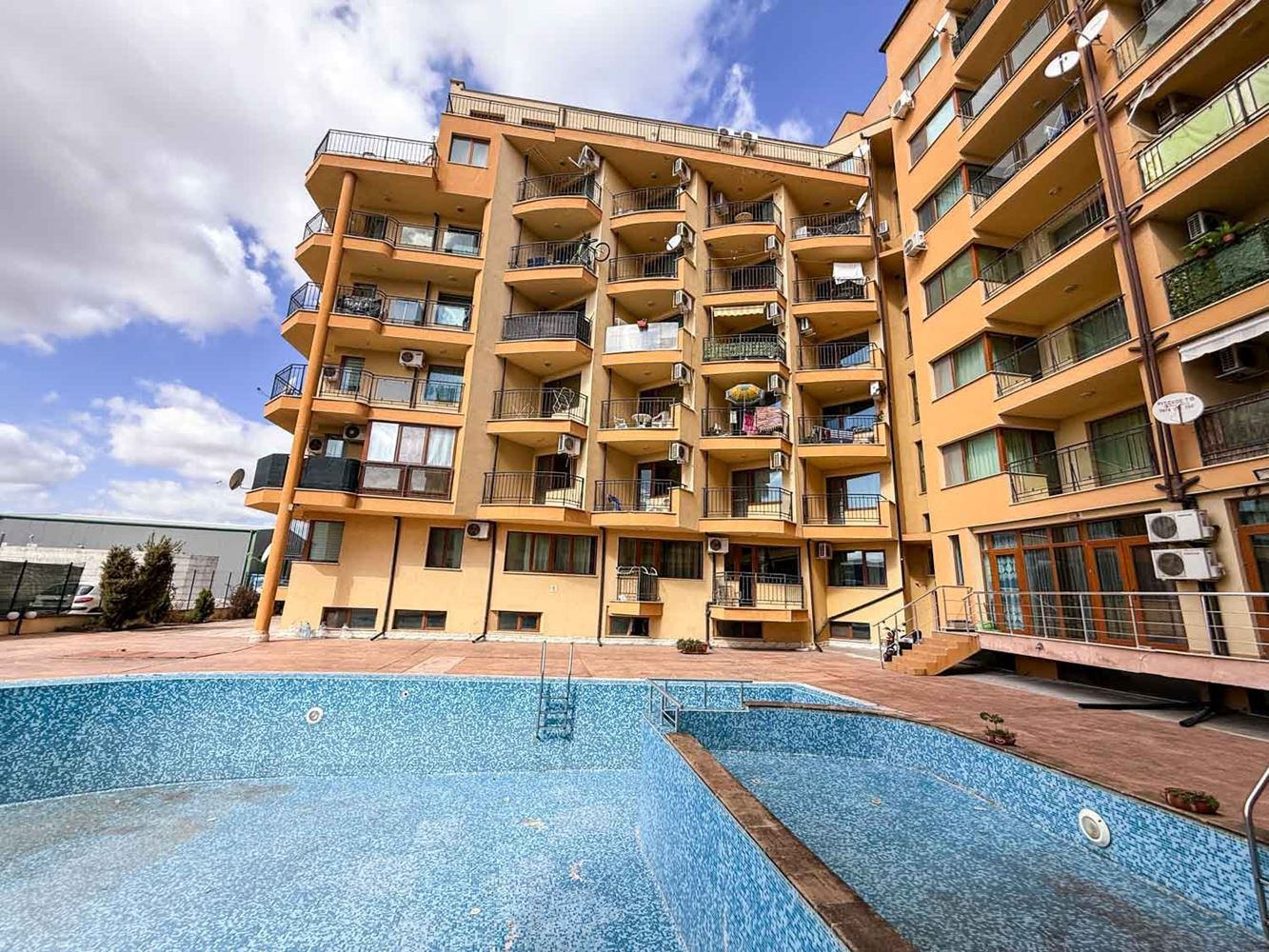 Sluneční pobřeží: útulný apartmán s jednou ložnicí s nízkým poplatkem za údržbu