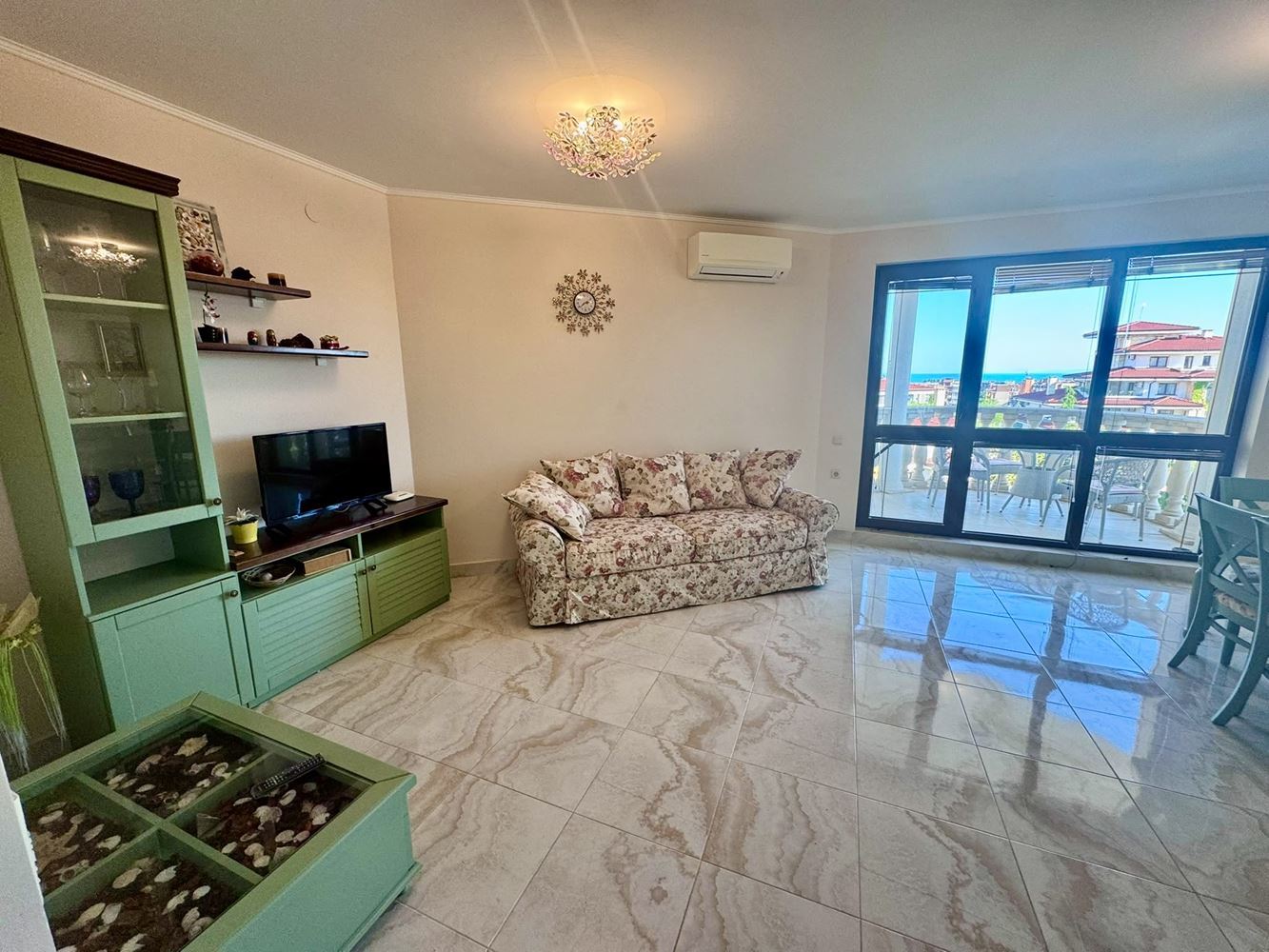 Prostorný třípokojový apartmán s panoramatickým výhledem na moře v prestižním komplexu v Nesebaru – komfort, prostor a působivé výhledy