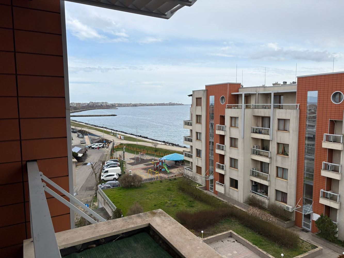 Panoramatický dvoupokojový apartmán na první linii moře v Pomorie s přímým výhledem na moře