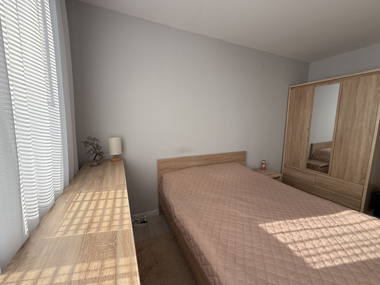 Byt s jednou ložnicí a terasou v Slunečném Pobřeží – komfort a celoroční bezpečí