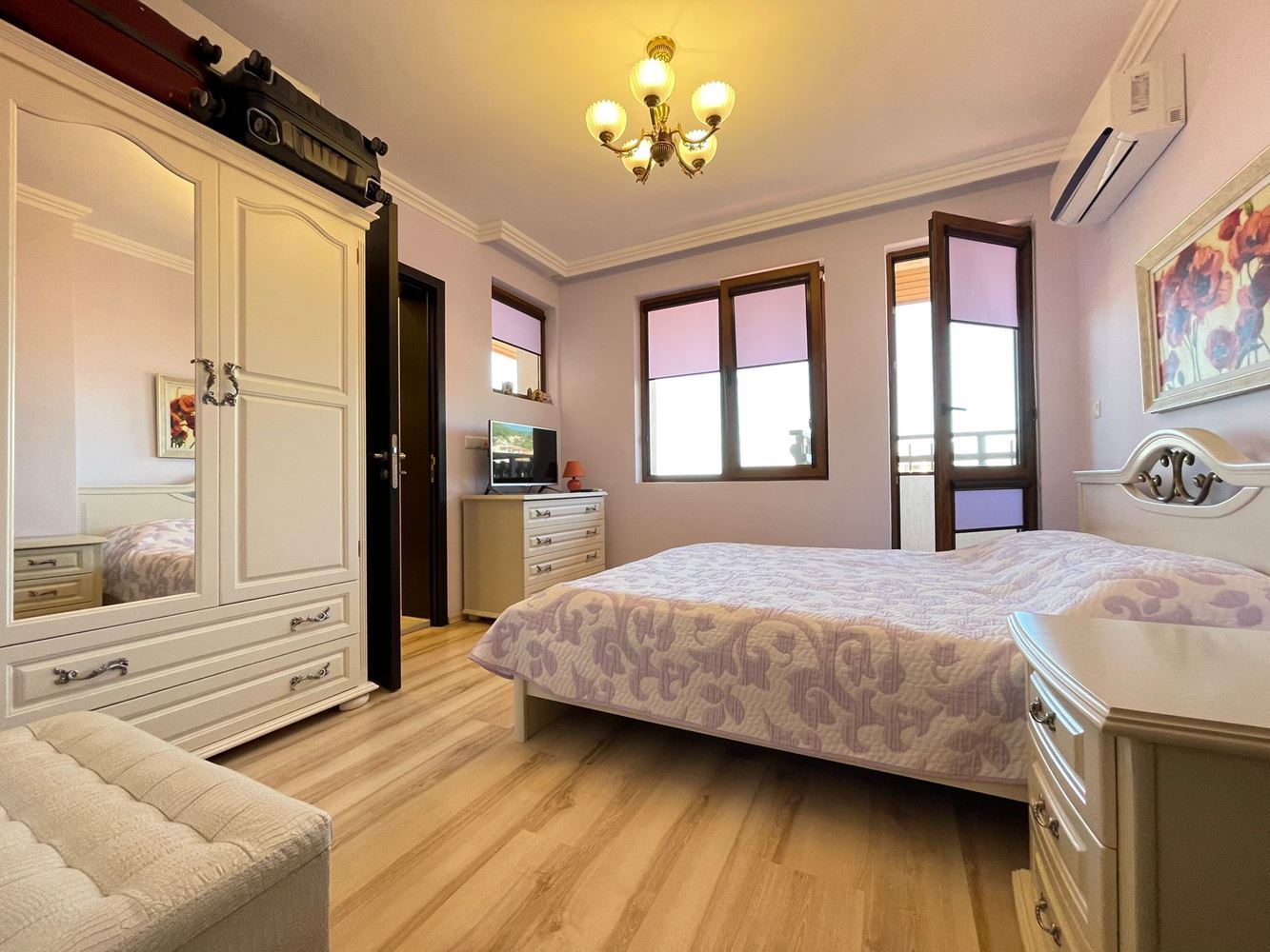 Panoramatický apartmán se třemi ložnicemi jen pár kroků od moře a jachtařského přístavu ve Sveti Vlas