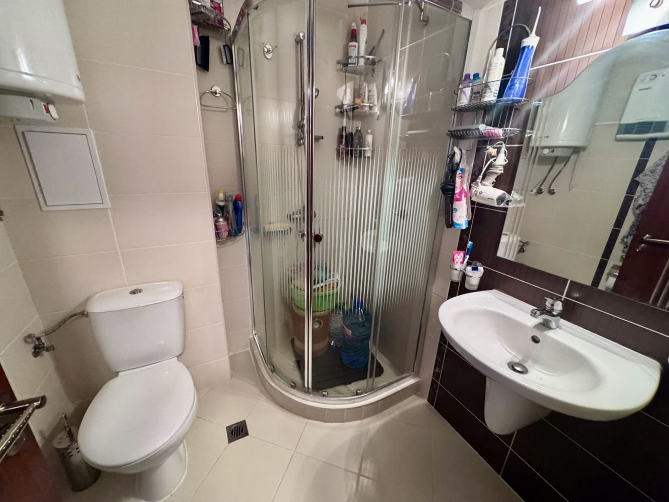 Komfortní apartmán s jednou ložnicí, prostornou terasou a výhledem na bazén v luxusním komplexu v Nesebaru