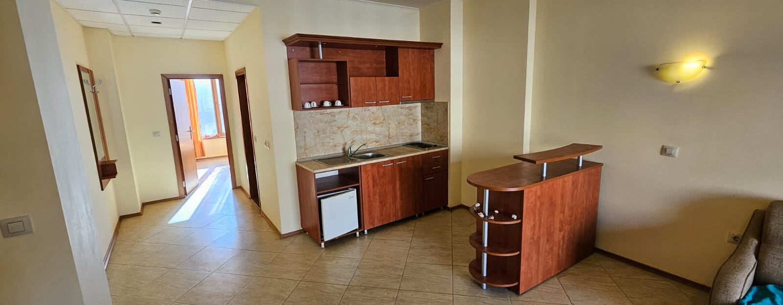 Prostorný apartmán s jednou ložnicí s výhledem na bazén – zařízený, s Aktem 16 a připravený k nastěhování