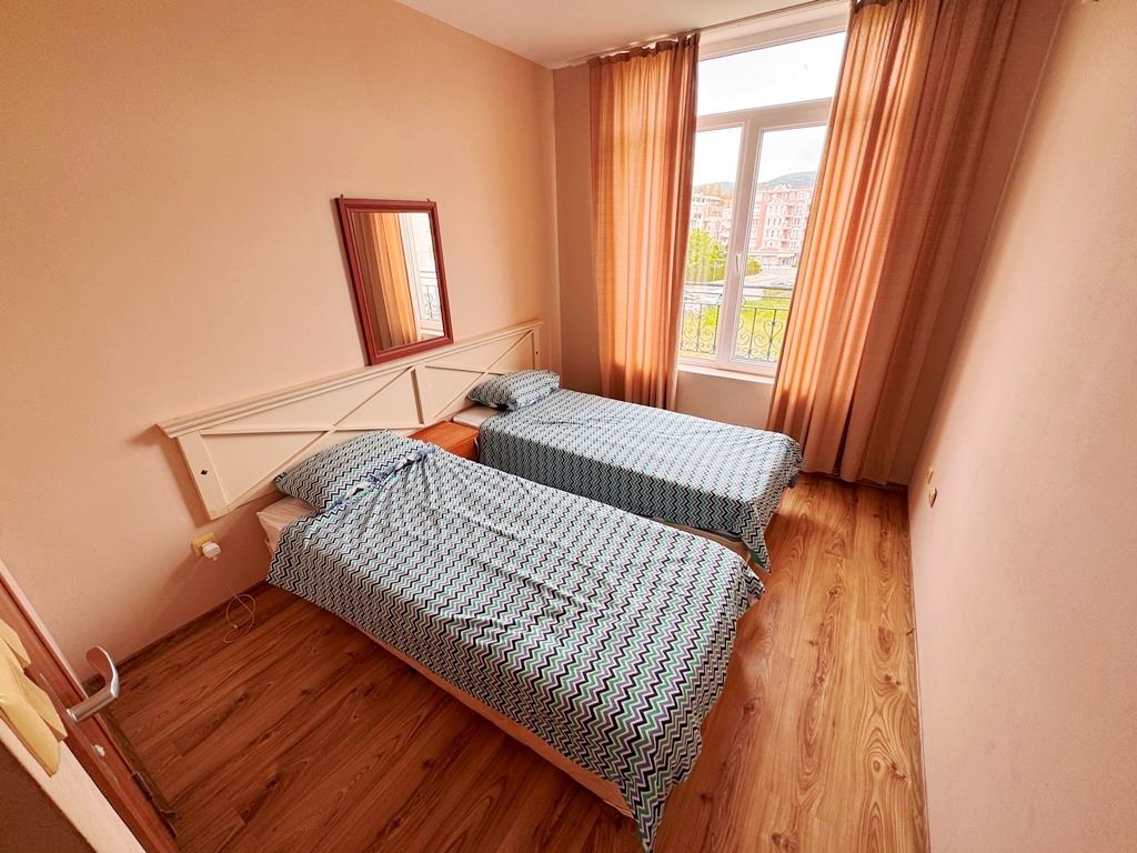 Dvoupokojový apartmán s výhledem na bazén v prestižním komplexu ve Slunečném pobřeží