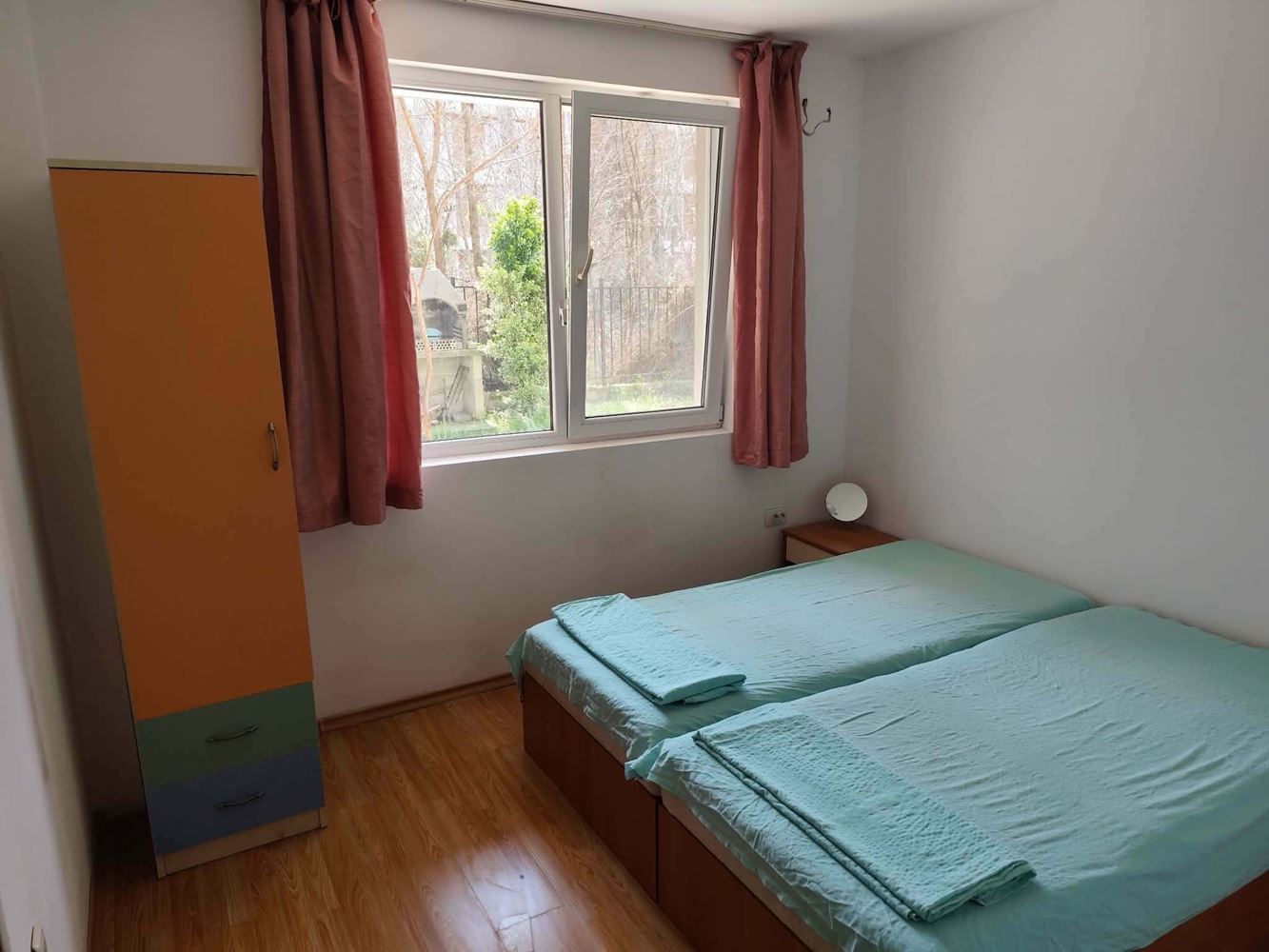 Zařízený dvoupokojový apartmán v centrální části Slunečného pobřeží – výborná lokalita a investiční potenciál