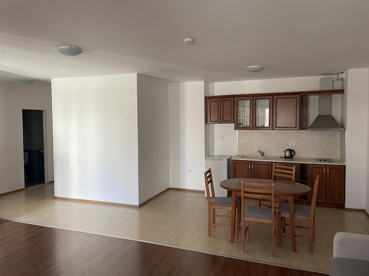 Výhled na moře a prvotřídní lokalita – byt v komplexu se službami, Aheloy