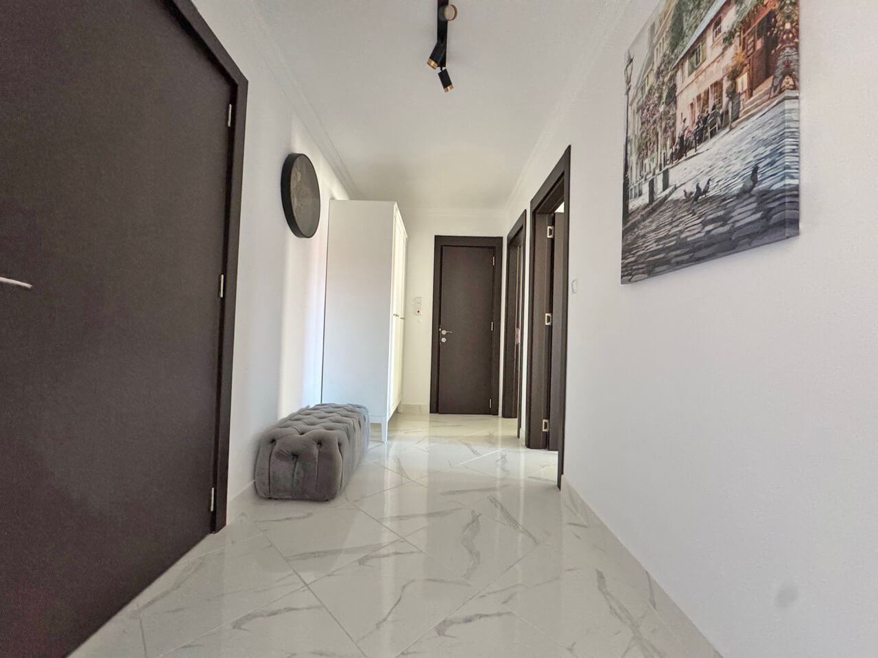 Prostorný apartmán se dvěma ložnicemi v moderním komplexu ve Svatém Vlasu – komfort mezi mořem a horami