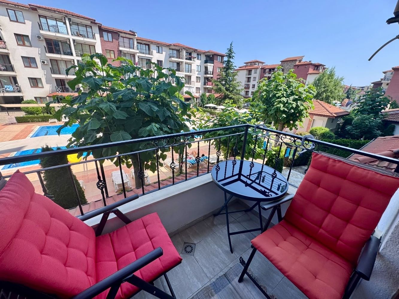 Komfortní apartmán s jednou ložnicí, prostornou terasou a výhledem na bazén v luxusním komplexu v Nesebaru