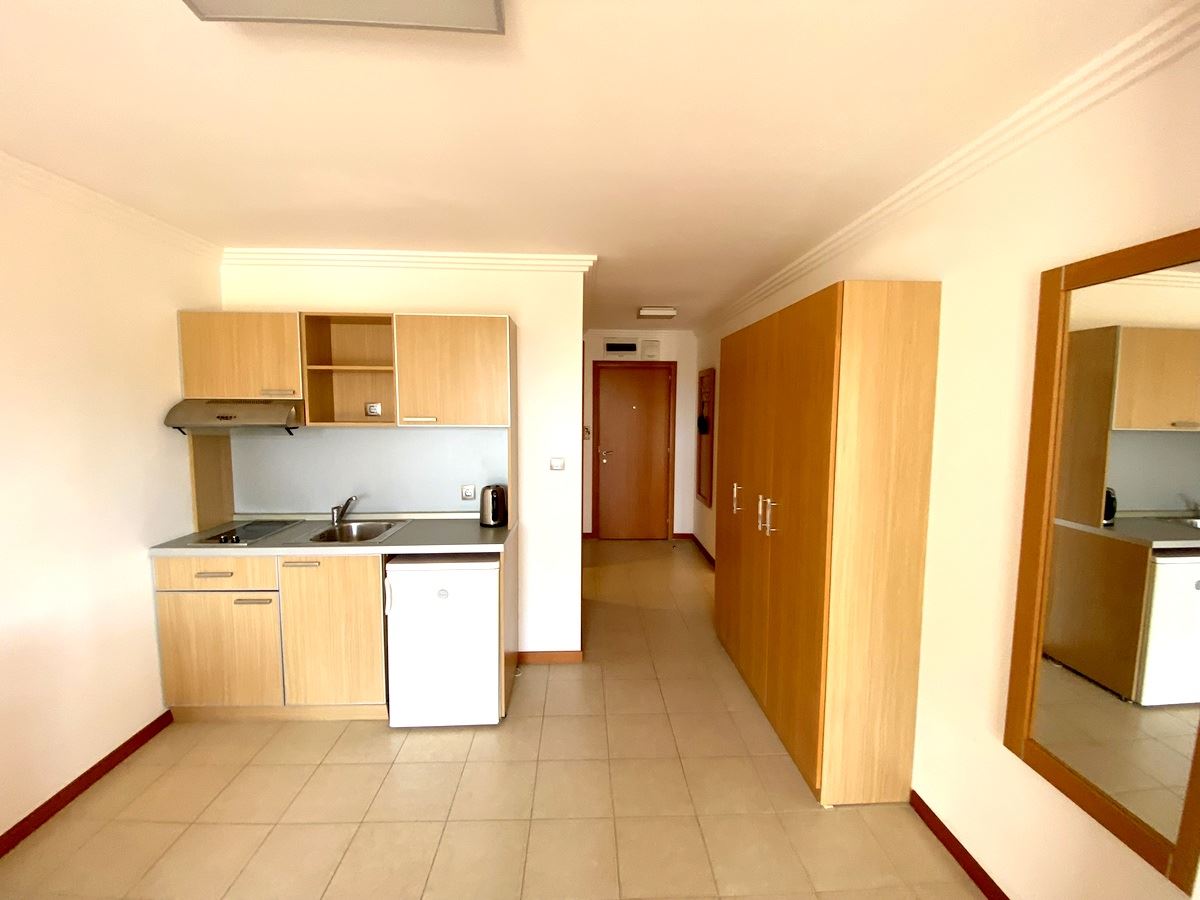 Dvoupokojový byt (s jednou ložnicí) v první linii u moře v Ravda – luxus, příroda a výhled na bazén