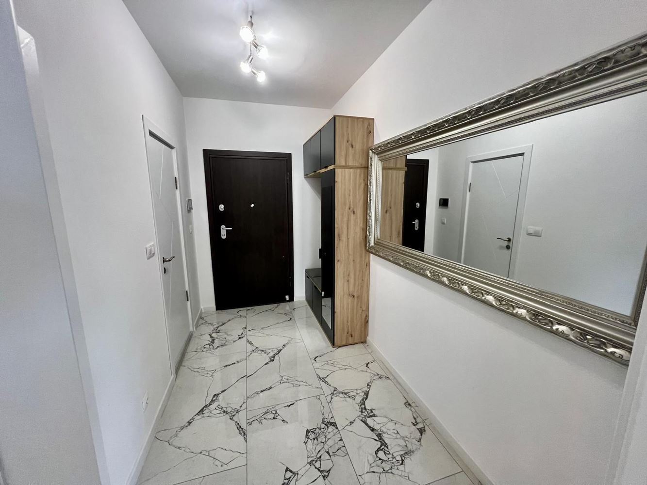 Moderní apartmán s jednou ložnicí s panoramatickým výhledem v prestižním komplexu – připraven k nastěhování