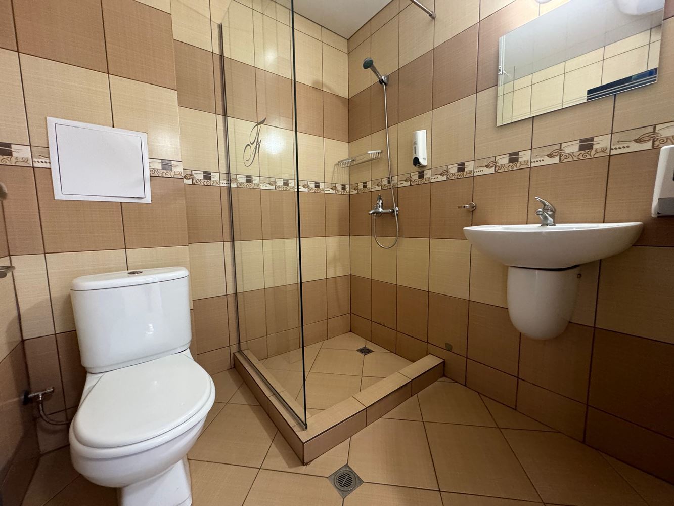 Jednopokojový apartmán s výhledem na bazén na okraji Slunečného pobřeží – klid, příroda a celoroční komfort