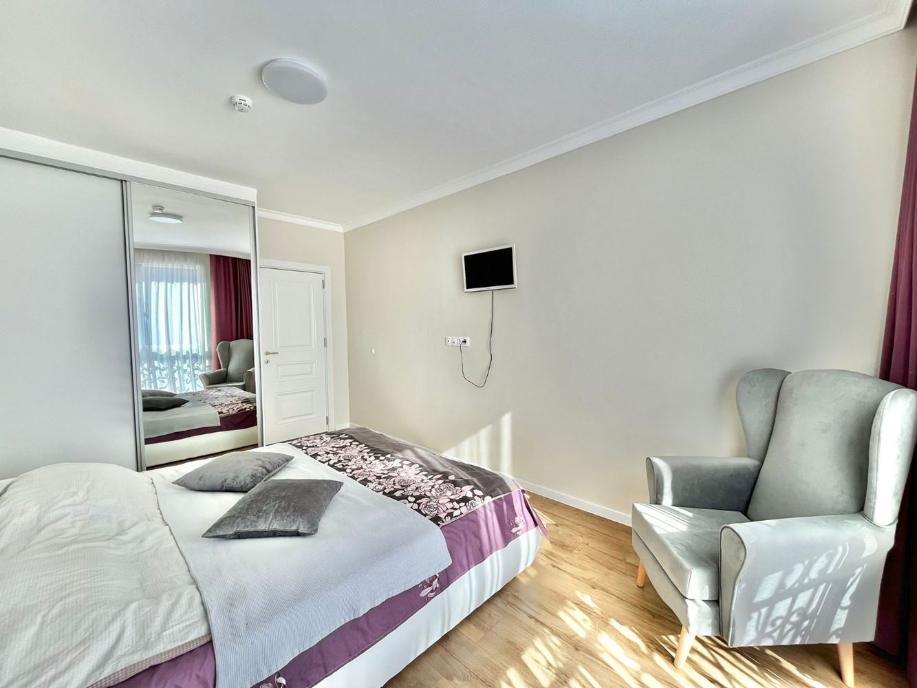 Dvouúrovňový apartmán se dvěma ložnicemi v centru Ravdy – luxus, komfort a vynikající poloha u moře