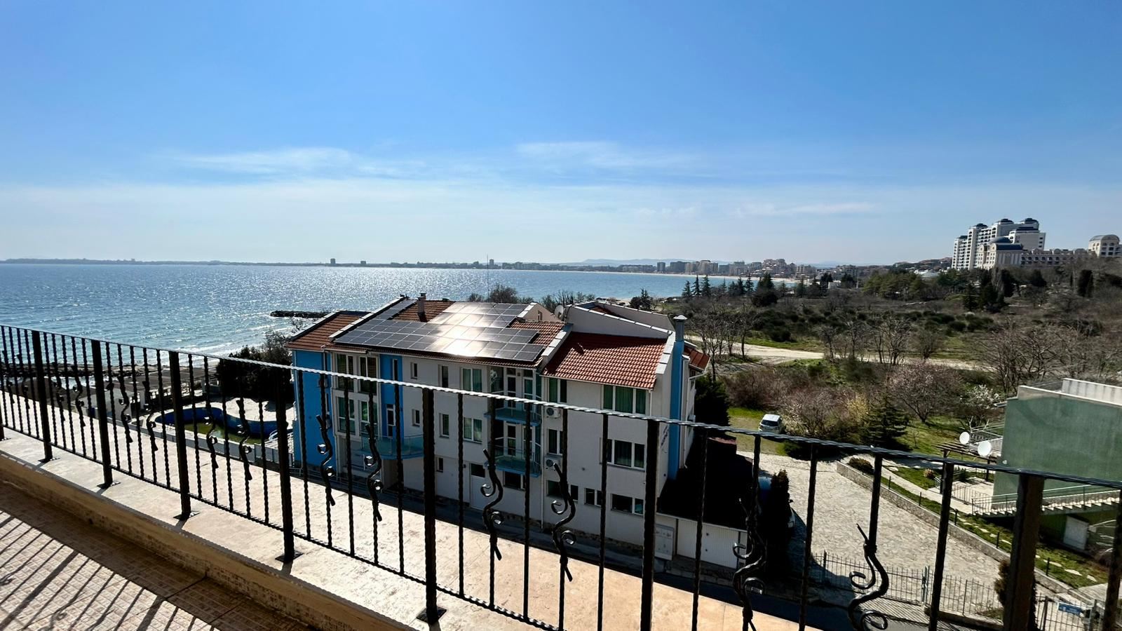 Sveti Vlas – apartmán se třemi ložnicemi s přímým panoramatickým výhledem na moře v komplexu na první linii