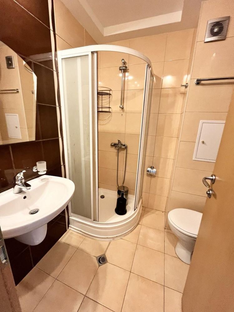 Prostorný apartmán s jednou ložnicí a výhledem na bazén ve skvěle udržovaném komplexu v Pomorie