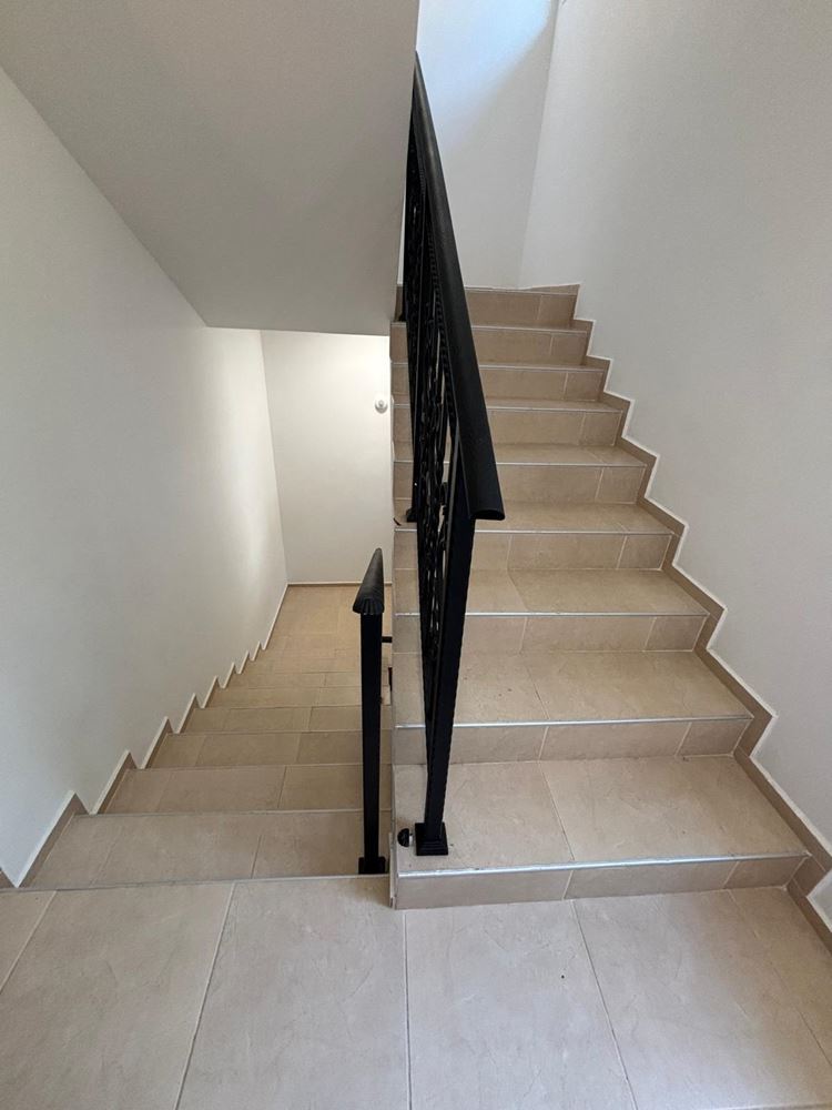Prostorný apartmán s jednou ložnicí v Ravdě, 200 m od pláže – bez poplatku za údržbu a připravený k nastěhování