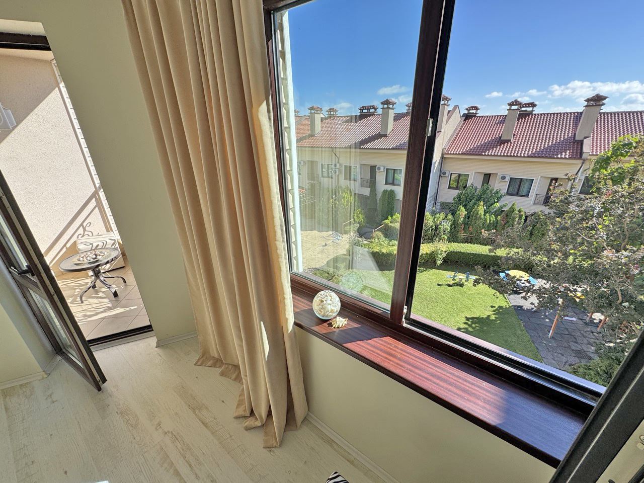 Zařízený apartmán s jednou ložnicí a krásným výhledem na Slunečné pobřeží