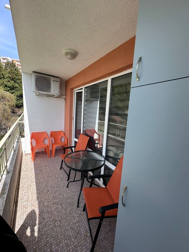 Dvouložnicový apartmán s částečným výhledem na moře v Sveti Vlas – zařízený, po rekonstrukci, v luxusním uzavřeném komplexu