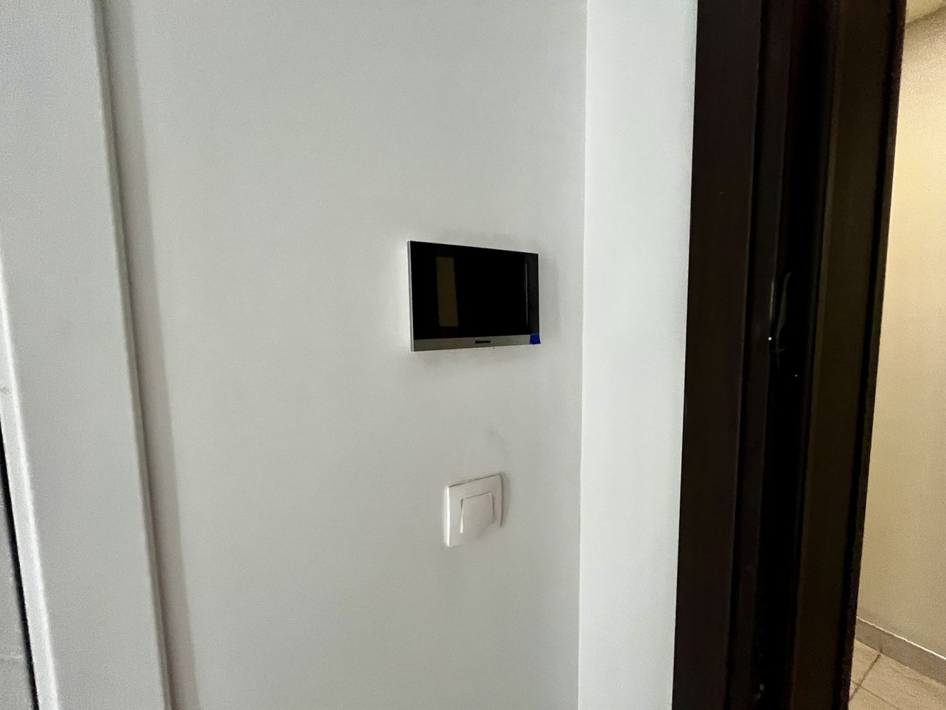 Moderní apartmán s jednou ložnicí s panoramatickým výhledem v prestižním komplexu – připraven k nastěhování