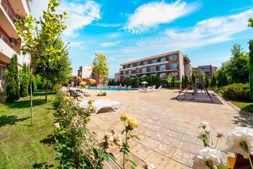 Praktické a útulné studio na Slunečném pobřeží – komfort a klid s výhledem na bazén