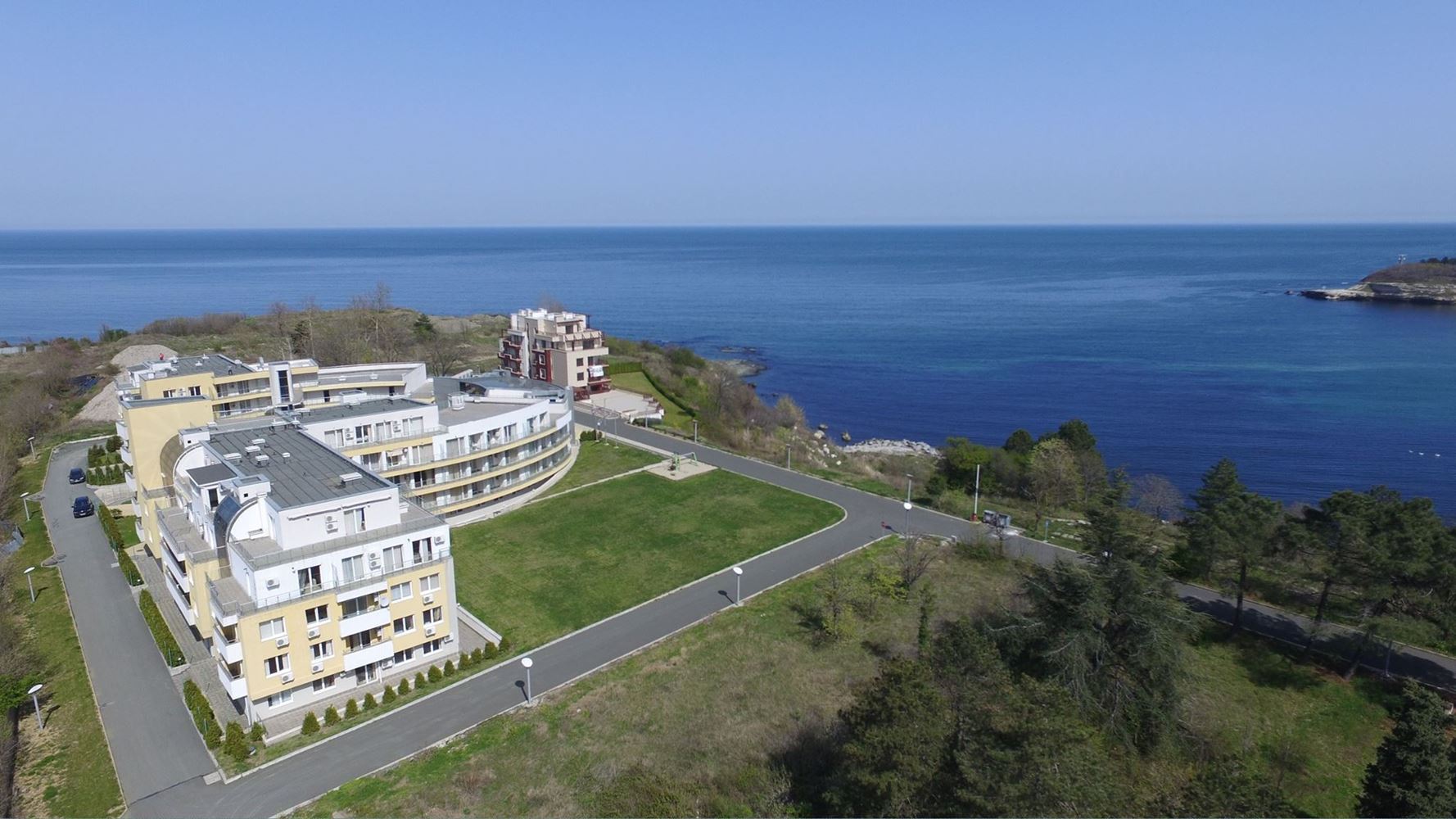 Dvoupokojový apartmán v první linii s výhledem na moře v Carevu – luxus, klid a unikátní lokalita