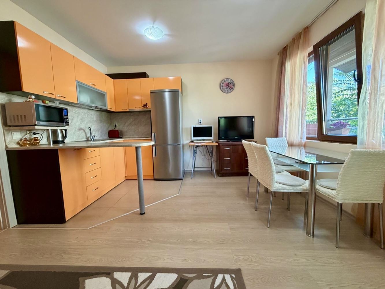 Sarafovo – prostorný apartmán s jednou ložnicí, Aktem 16, minimálním poplatkem za údržbu a kompletním vybavením
