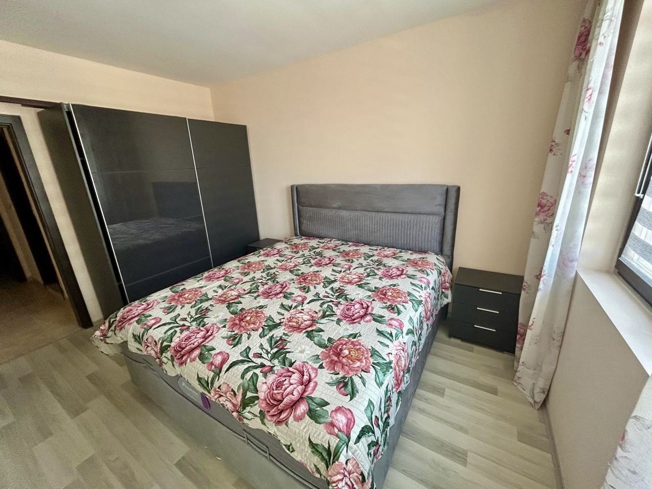 Prostorný apartmán se dvěma ložnicemi a vlastním dvorem v Nesebaru – komfort, klid a výborně udržovaný areál