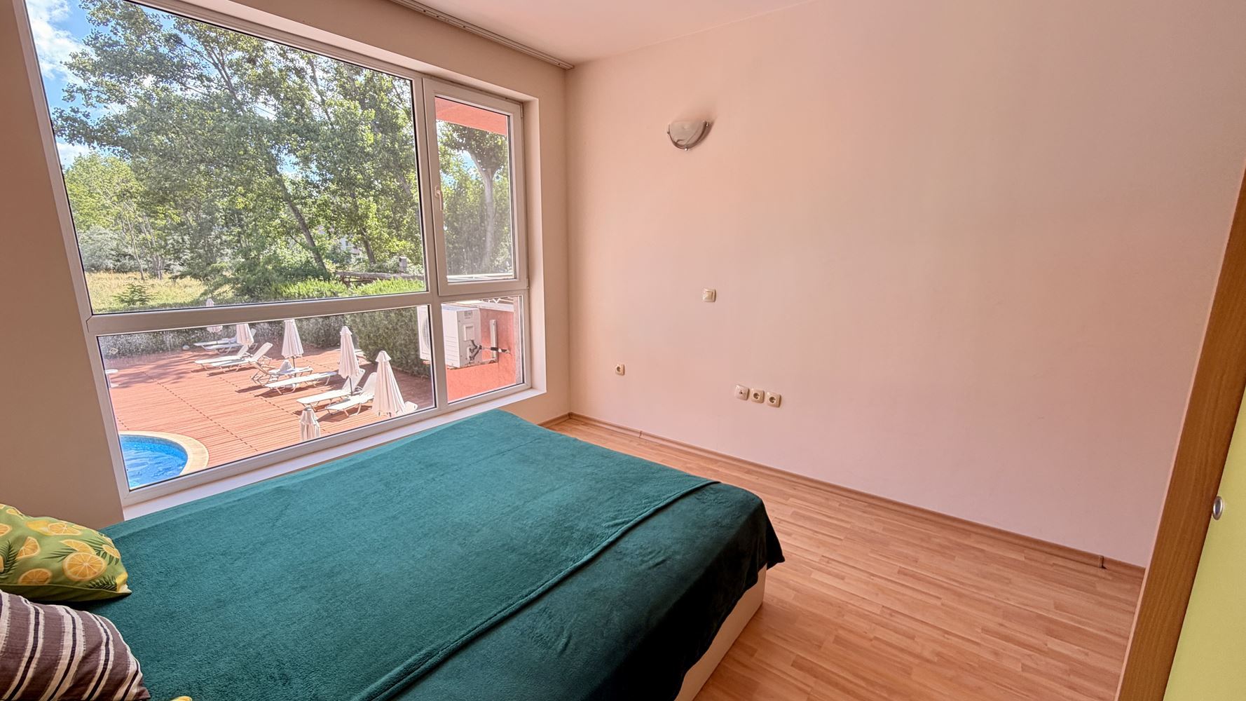 Slunečné pobřeží: apartmán s jednou ložnicí 300 metrů od pláže – komfort, kvalita a skvělá investice