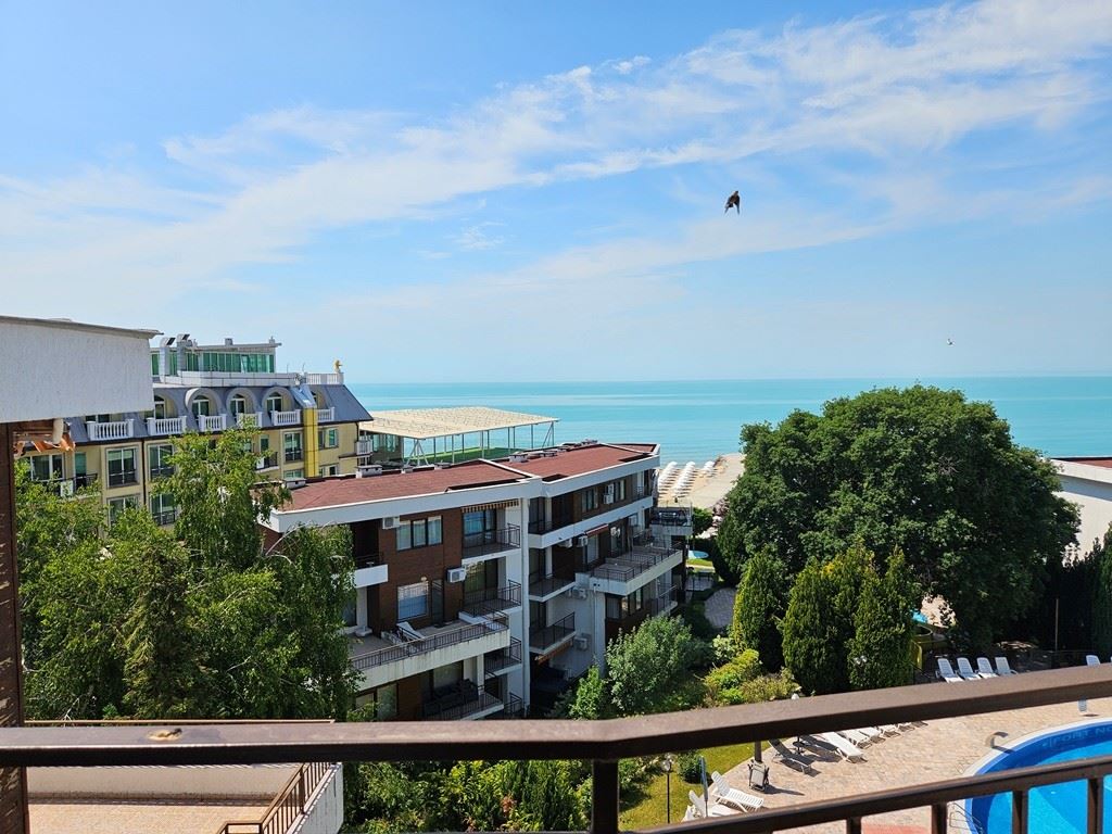 Panoramatický apartmán se dvěma ložnicemi jen pár metrů od pláže v Elenite s úžasným výhledem na záliv
