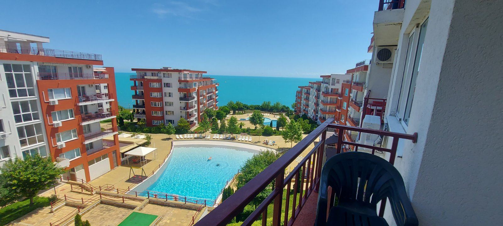 Prostorný apartmán se dvěma ložnicemi a výhledem na moře v první linii u moře – připraven k nastěhování
